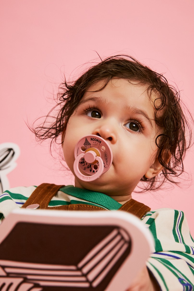 BIBS x Muumi AW26 kirsikujulised lutid – Little My Ivory / Dusty Pink – 0-6 kuud - Pilt 2